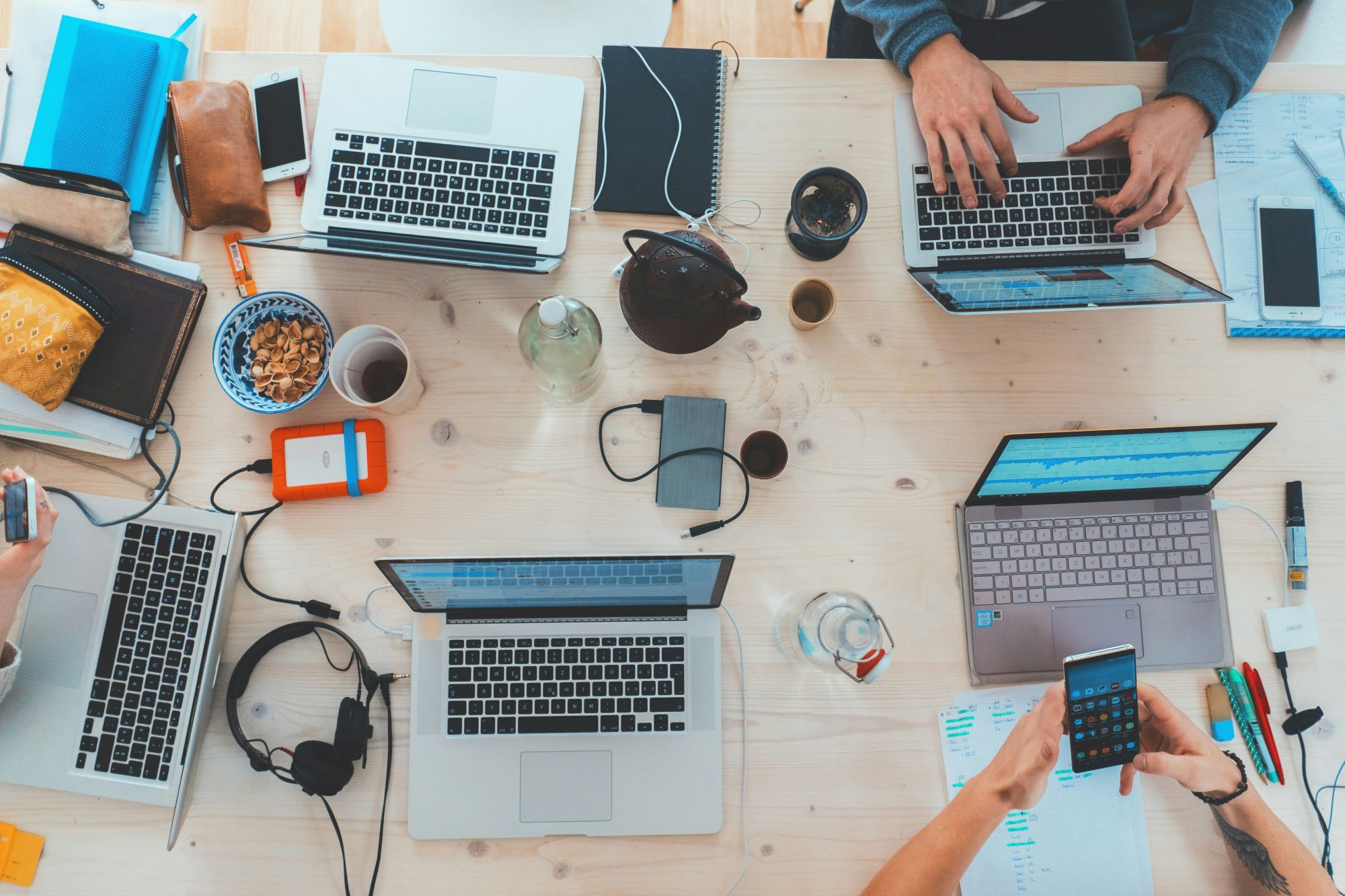 Équipe en atelier de travail autour du déploiement de la plateforme